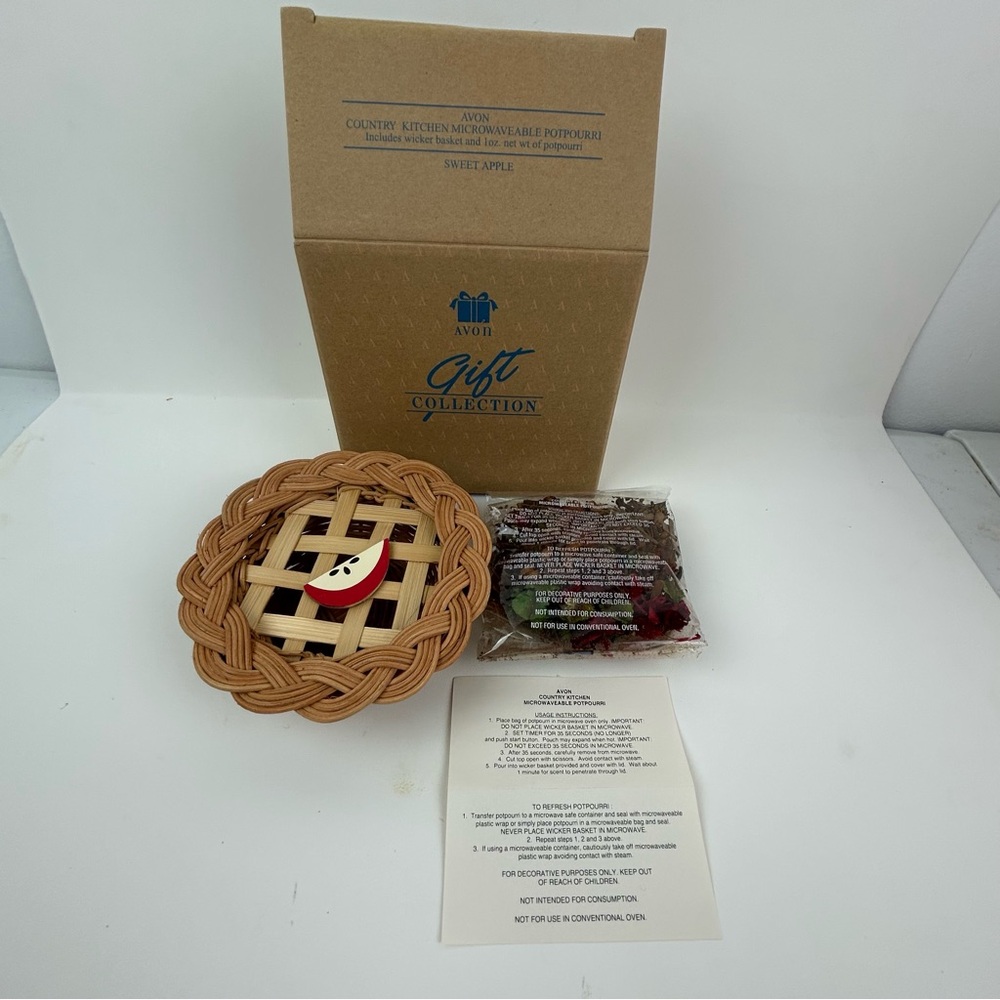 Avon NOS Country Kitchen Potpourri w/Covered Wicker Basket Sweet Apple Scent